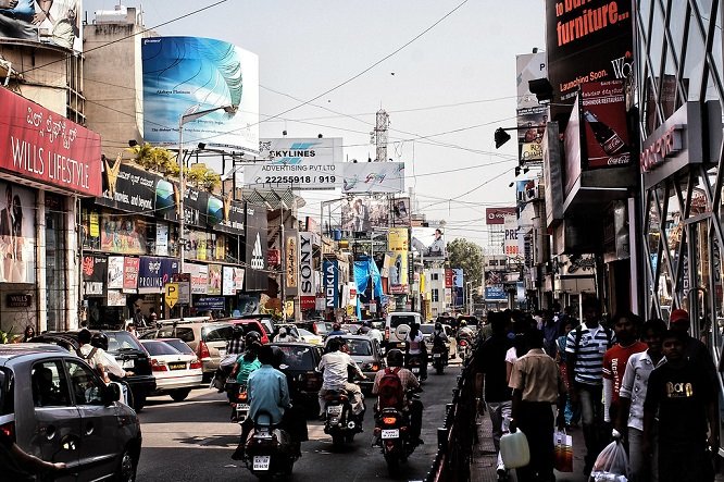 A crowded Mumbai street